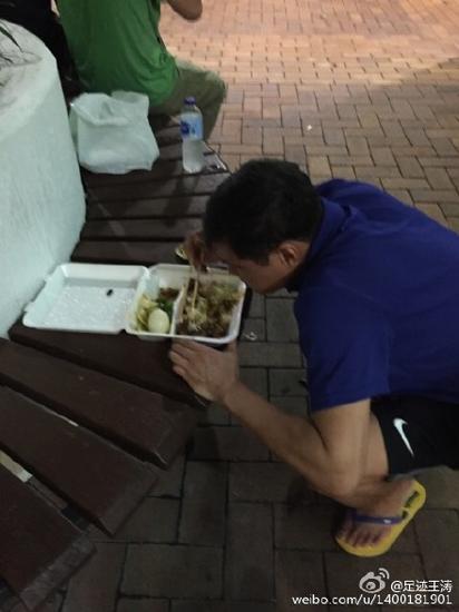 范志毅亚洲杯间蹲路边吃盒饭 与东亚系亲密合