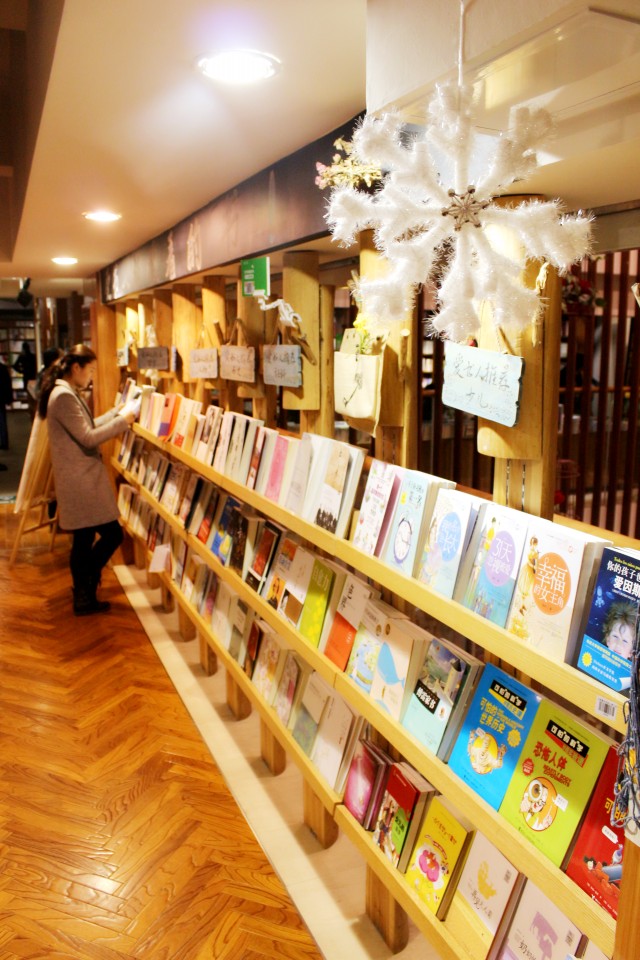 身边事体验团走进合肥新华书店三孝口店感受