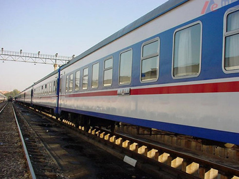 男子在火车上当众小便 列车员劝阻被打骨折