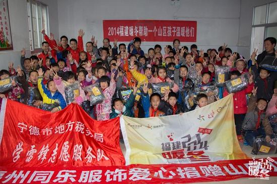 1月13日,雨下了一天,气温骤降,暖冬团队和爱心志愿者带着满载的御寒冬衣,来到福安锦桌头小学,为孩子们送去温暖。