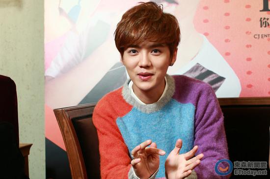 鹿晗说自己从小听周杰伦的歌长大。