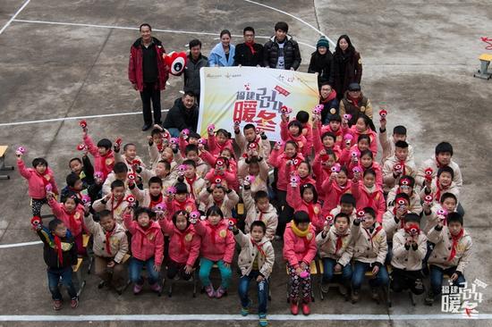 1月14日,暖冬团队和爱心志愿者一起来到闽清上寨小学,为孩子们送去温暖冬衣。