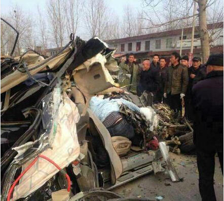  南阳 发生惨烈车祸三人当场死亡 现场惨不忍睹
