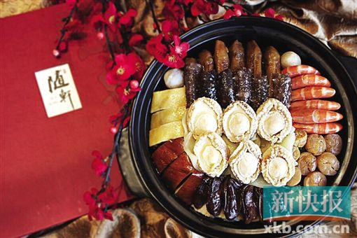■购买高端酒店的盆菜是年夜饭的不错选择之一，图为新天希尔顿酒店的新年盆菜。 受访者供图