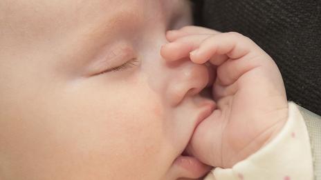 嘴唇的最基本作用是原始反射，对我们的生存至关重要。我们天生就知道如何吮吸，并不需要知道学会这种能力的重要性。吸吮反射和另一种原始反应——觅食反射让婴儿哺乳成为一种可能。觅食反射让婴儿将头转向任何触碰其嘴巴或者面颊的事物。只要有东西擦过新生儿的嘴唇，觅食反射就会被激活