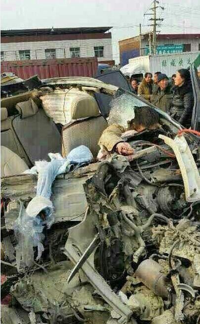  南阳 发生惨烈车祸三人当场死亡 现场惨不忍睹