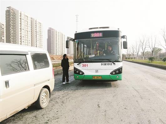 武汉左岭新城2万居民出行难 公交车收费高班次