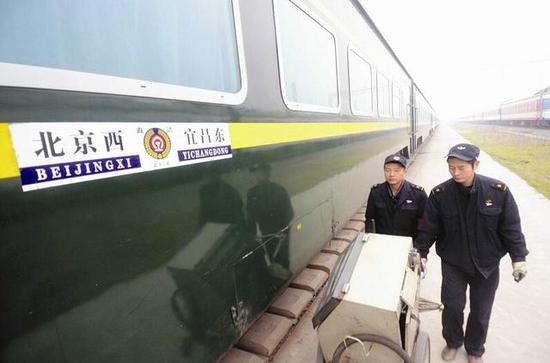 宜昌东至北京西列车换涂装 新版绿皮车亮相(图