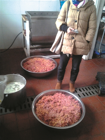 厕所前黑作坊做馅料 流向南京多家连锁包子店