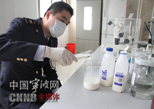 相关工作人员正对这批牛奶进行检测。