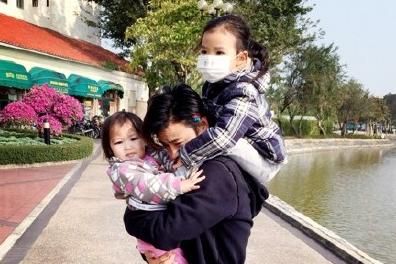 蔡少芬晒张晋背俩女儿照 称其极品好老公