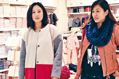 郑希怡挺肚购物 与孕妇好友热聊不愿回家