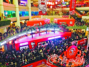 虽然Hello Kitty展的主展馆未能开放，但纪念品商店前排满了慕名而来的市民。广州日报记者王燕 摄