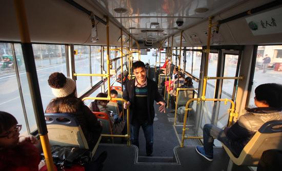 石家庄版阿甘:口吃男为摆脱命运公交车上演讲