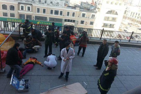 女孩跳楼现场