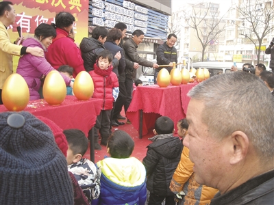 “砸金蛋”发放免费就餐券。