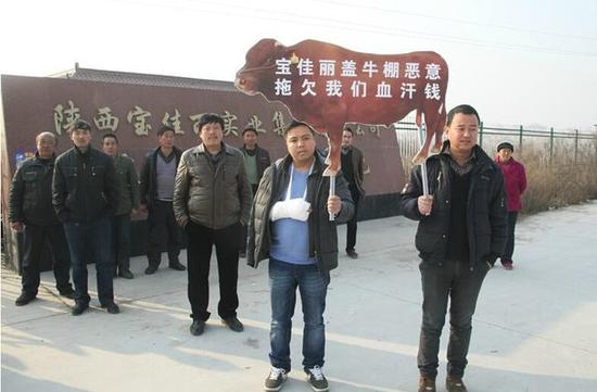 企业盖牛棚没付工钱 农民工牵“牛”讨薪(图)