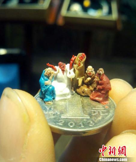 刘玉伟微型面塑作品:一元硬币上的罗汉。 王帅 摄