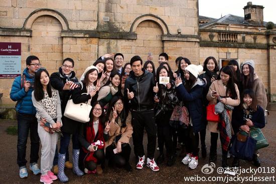 周杰伦婚后现身谢谢粉丝祝福 - 手机新浪网