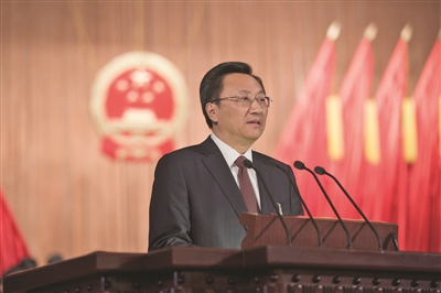 缪瑞林市长作政府工作报告。宋峤 摄