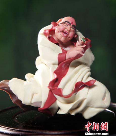 微型面塑特写:憨态可掬的罗汉。 王帅 摄