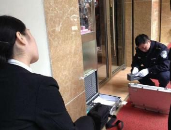 民警在现场进行勘验。