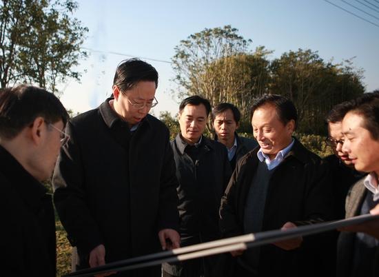 蓝绍敏:要深入研究海陵区生产力布局