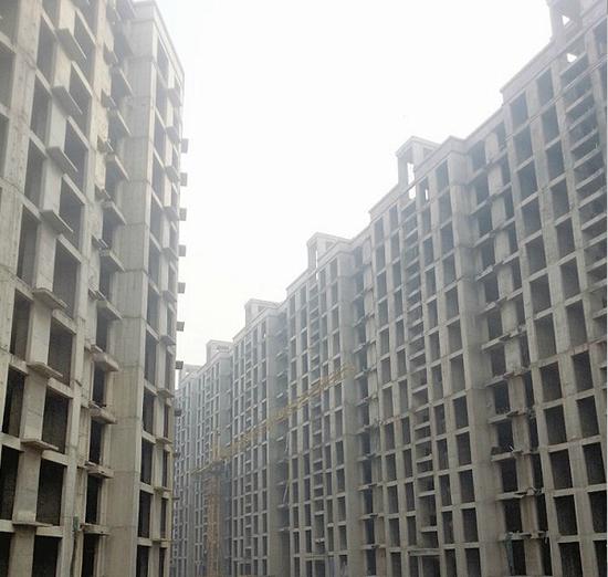 该群楼在一开始紧锣密鼓地施工中,不失壮观雄伟,曾赢得市民好评。然而,善始未能善终,至今已烂尾8年。