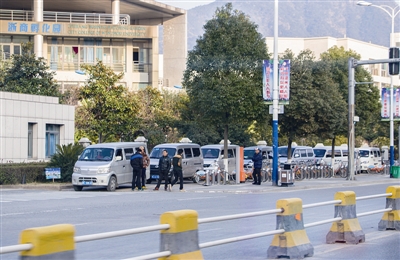 温州大学城黑车调查:40多辆车出没 2小时赚40