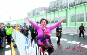 2014年12月28日,同德围南北高架开通,市民步行体验。 广州日报记者骆昌威摄