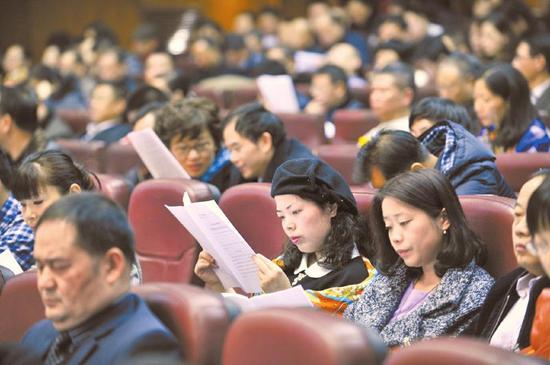 1月19日,政协第十四届成都市委员会第三次会议开幕,政协委员认真听取报告。