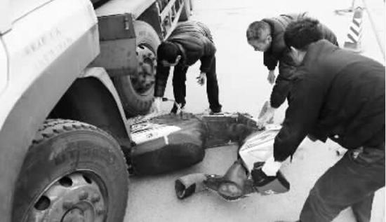 郑州一电动车与油罐车<em>发生</em>碰撞 一对<em>父女</em>被碾