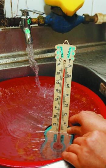 暖气管道爆裂致自来水温47度 居民不敢喝