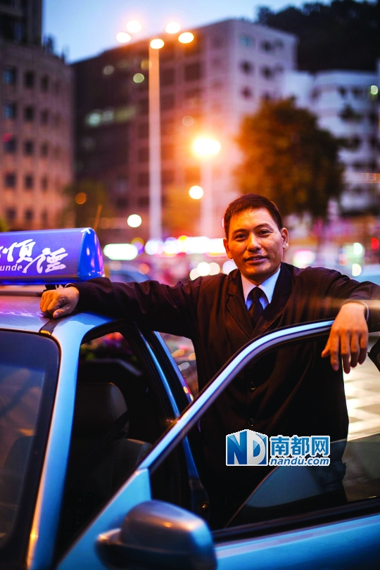 路人深夜被撞，的哥刘正富伸出援手。南都记者 郑俊彬 摄