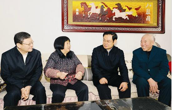 1月17日,省委书记王儒林在盐湖区北相镇曹允村调研时,走进村民王明珍家中,详细了解老两口的生活和收入情况。记者李联军摄