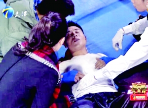 天津卫视一档明星真人秀娱乐节目中，海南省武术协会副秘书长杨成章被打倒在地，表情痛苦。