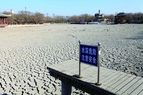 百脉泉公园内由百脉诸泉汇聚而成的碧潭透已经干涸,湖底出现大面积龟裂(图:@山东商报)