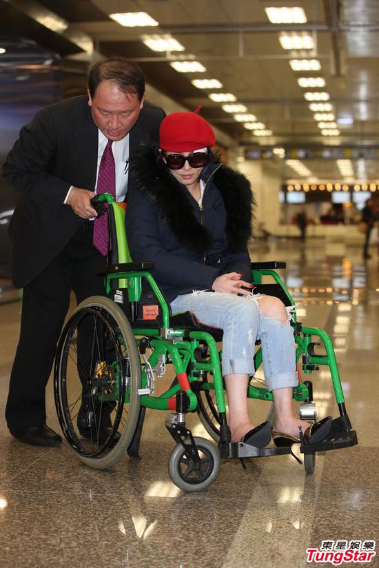 温岚受伤坐轮椅返台 因怕老师骂而继续跳|温岚