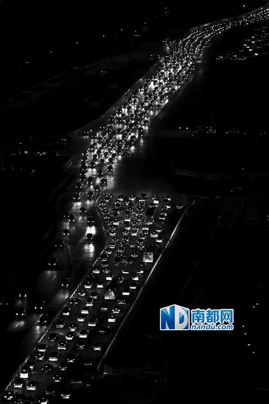 　　1月19日18时46分，东莞大道鸿福路口塞成了停车场。从东莞大道厚街往东城方向，车龙长约一公里。南都记者 梁清 摄