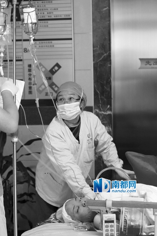 昨日下午,光明人民医院,刚做完手术的20岁女孩仍处于昏迷中,生命垂危。 南都记者 徐文阁 摄