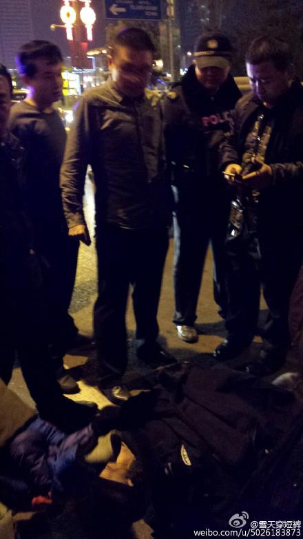 俩90后巡警冬夜脱衣为老人御寒被赞"吕梁好警察" 图片来源于微博