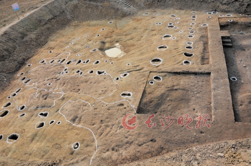 宁乡罗家冲遗址发现很多柱洞遗迹，考古人员推测这里可能存在大型回廊式建筑。均为长沙市文物考古研究所供图