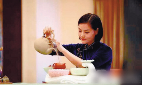61岁官员拜师25岁茶仙子后逼婚