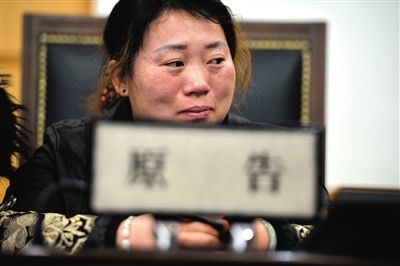 坐在法庭原告席上的陈女士,提起女儿难掩悲伤。
