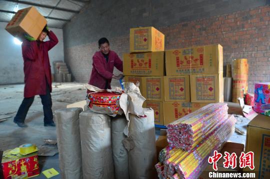 仓库内放满了烟花爆竹 刘康 摄