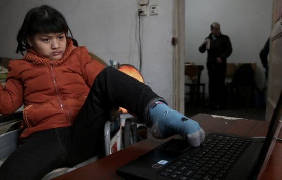 安徽脑瘫女孩用脚写励志小说感动网友(图)