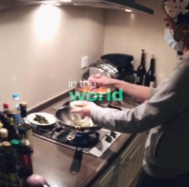 舒淇别发卡戴口罩做饭