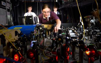 苏塞克斯大学的博士后研究员赛博·维特以及两名博士研究生正在利用微波辐射构建纠缠态量子实验。