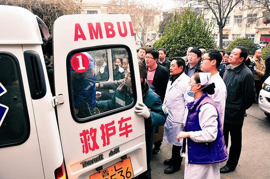 翼城两名受伤交警被抬上救护车。姚冬娟摄