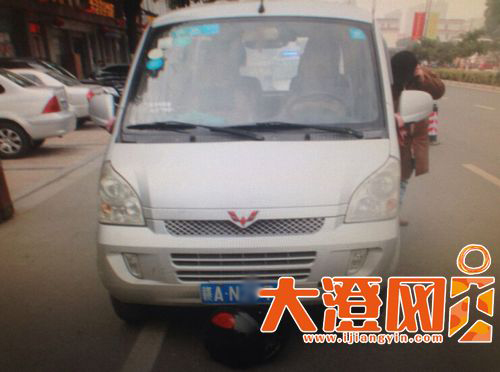 事发当时肚子痛的驾驶员开的面包车